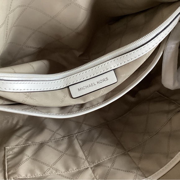 Michael Kors large tote and pouch in black and white monogram embossed leather - Picture 9 of 13